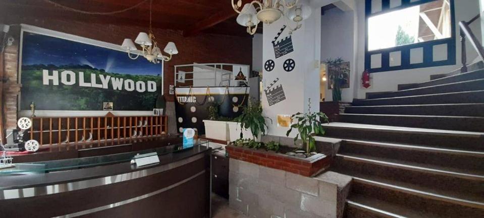 Hotel De Cine Las Golondrinas Villa Gesell Exterior foto